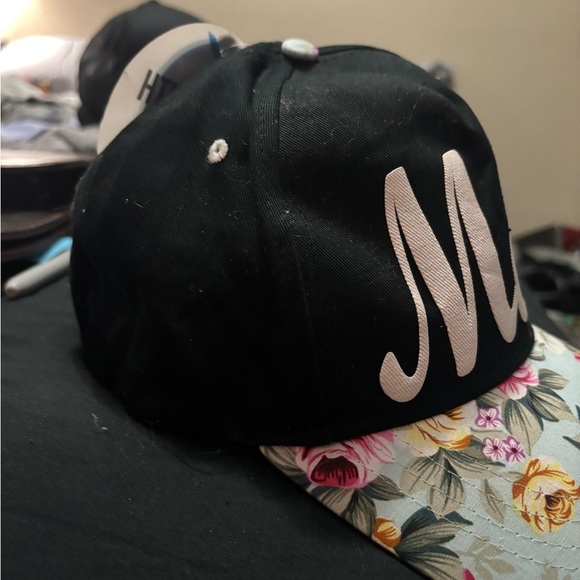 Maui Floral Cap - Picture 6 of 13